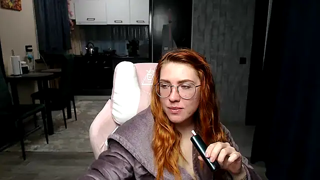 Snapshot of Reginasmilee chatting on 04.18.26 Reginasmilee online show from 04.18.26