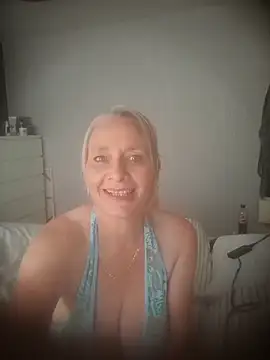 Snapshot of BellaUkCurvy chatting on 07.28.26 BellaUkCurvy online show from 07.28.26
