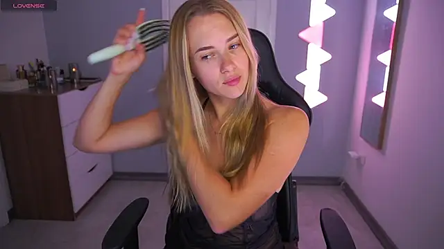 DanikaDillan online show from 10.14.25