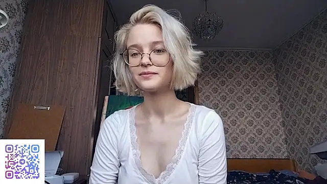 Snapshot of Smartemilia chatting on 08.04.26 Smartemilia online show from 08.04.26