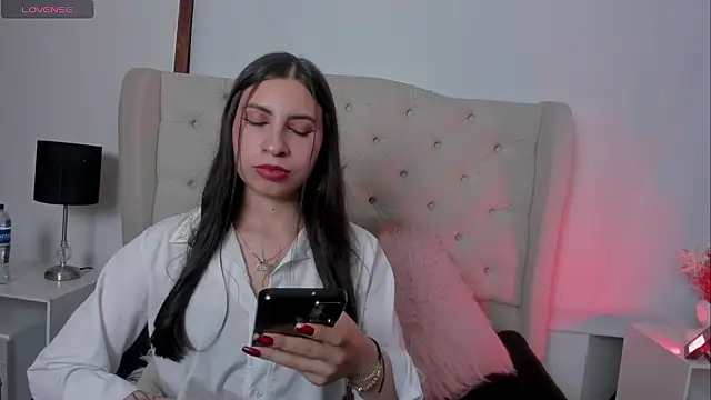 Snapshot of EmmillyQueen chatting on 08.07.26 EmmillyQueen online show from 08.07.26