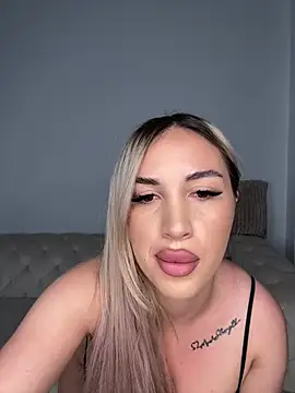 Snapshot of CurvyBlondiee chatting on 08.06.26 CurvyBlondiee online show from 08.06.26