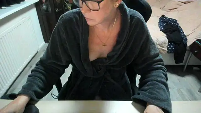 minoesje37 online show from 10.27.25