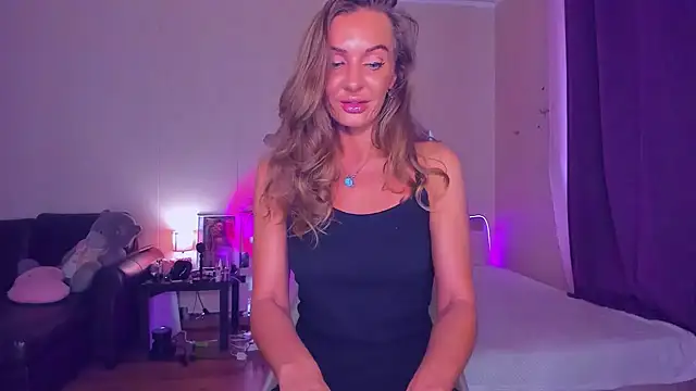 Snapshot of EmmaAbramson chatting on 09.19.25 EmmaAbramson online show from 09.19.25