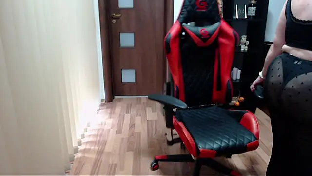 Snapshot of MissTroublle chatting on 10.18.25 MissTroublle online show from 10.18.25