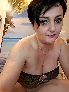 Snapshot of lucillabollente chatting on 11.21.25 lucillabollente online show from 11.21.25