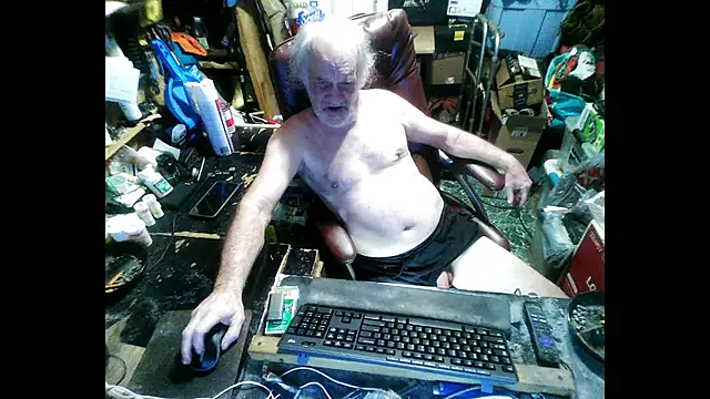 Snapshot of russtee chatting on 01.15.26 russtee online show from 01.15.26