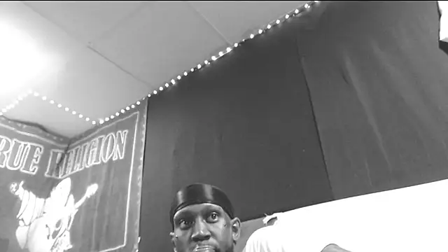 Snapshot of iBreakHeartz chatting on 09.21.25 iBreakHeartz online show from 09.21.25