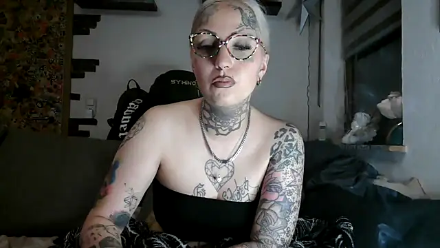 Snapshot of RoxxyInk chatting on 04.26.26 RoxxyInk online show from 04.26.26