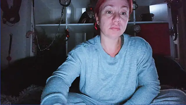 Snapshot of Ella__Kross chatting on 12.19.24 Ella Kross online show from 12.19.24