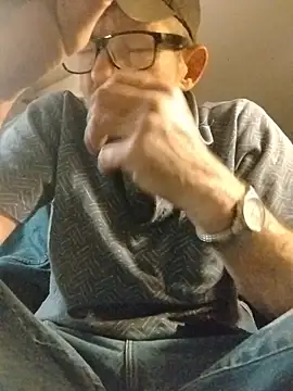 Snapshot of ROBERT0516 chatting on 11.21.25 ROBERT0516 online show from 11.21.25