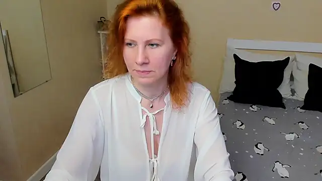 Snapshot of FoxySophia chatting on 09.17.25 FoxySophia online show from 09.17.25