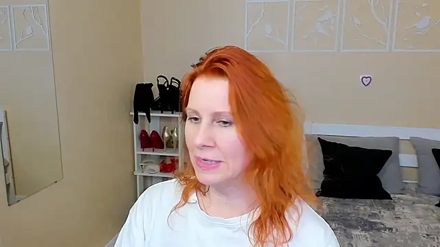 Snapshot of FoxySophia chatting on 02.14.26 FoxySophia online show from 02.14.26