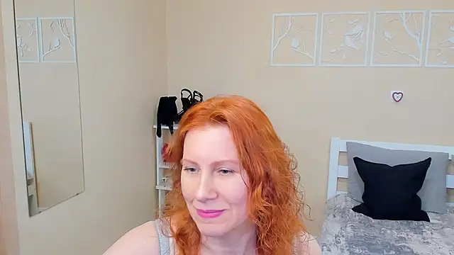 Snapshot of FoxySophia chatting on 02.15.26 FoxySophia online show from 02.15.26