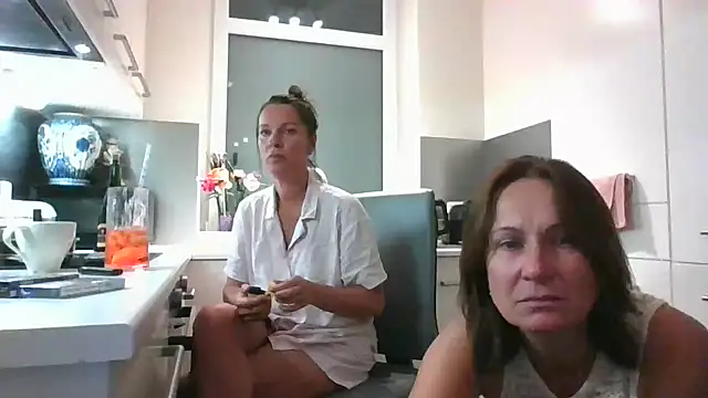 Snapshot of AnnaWaller chatting on 08.08.26 AnnaWaller online show from 08.08.26