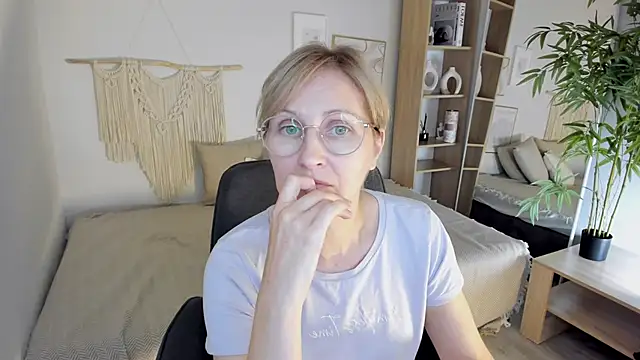 Paris Cherry online show from 09.18.25