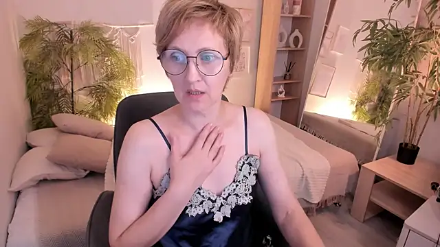 Snapshot of Paris_Cherry chatting on 08.04.26 Paris Cherry online show from 08.04.26