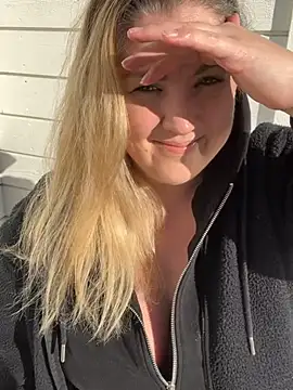 Snapshot of Anna_Alexa chatting on 02.14.25 Anna Alexa online show from 02.14.25