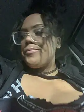 Snapshot of DezerayDelicious chatting on 02.10.25 DezerayDelicious online show from 02.10.25