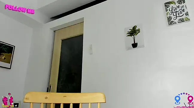 Snapshot of hottycrishina chatting on 12.21.24 hottycrishina online show from 12.21.24