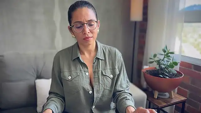 Snapshot of illaroom chatting on 10.14.25 illaroom online show from 10.14.25