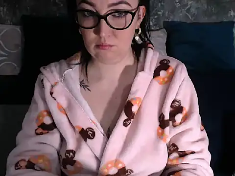 Snapshot of CreamyWetGirl chatting on 12.18.24 CreamyWetGirl online show from 12.18.24