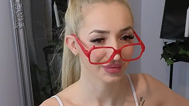 JuliaJuliette online show from 02.23.25