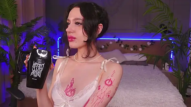 Snapshot of Devilinee chatting on 02.01.25 Devilinee online show from 02.01.25