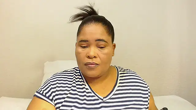 Snapshot of zandile chatting on 10.20.25 zandile online show from 10.20.25