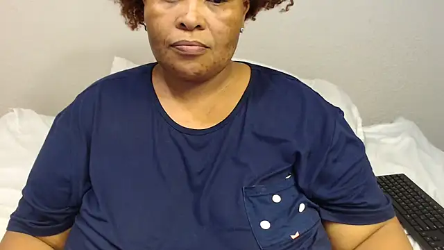 Snapshot of zandile chatting on 11.16.25 zandile online show from 11.16.25