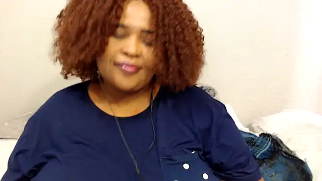 Snapshot of zandile chatting on 11.20.25 zandile online show from 11.20.25