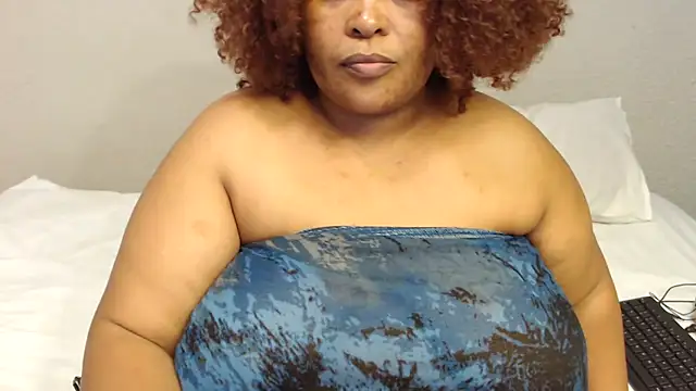 Snapshot of zandile chatting on 11.22.25 zandile online show from 11.22.25