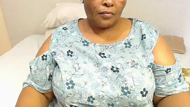 Snapshot of zandile chatting on 12.16.25 zandile online show from 12.16.25