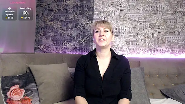 Snapshot of mandy_foxxx chatting on 10.22.25 mandy foxxx online show from 10.22.25