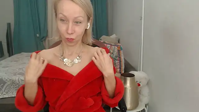 LuxuryNika online show from 11.18.25