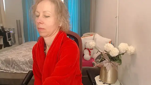 Snapshot of LuxuryNika chatting on 05.17.26 LuxuryNika online show from 05.17.26