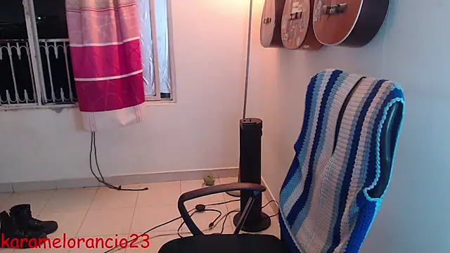 Snapshot of Smoke_trip_Alicia chatting on 10.04.25 Smoke trip Alicia online show from 10.04.25
