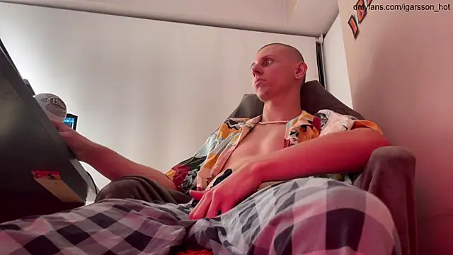 Snapshot of vladdymeow chatting on 10.28.25 vladdymeow online show from 10.28.25