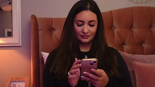 YaaraCollins online show from 10.18.25