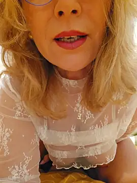 Snapshot of elacoquette chatting on 04.16.26 elacoquette online show from 04.16.26