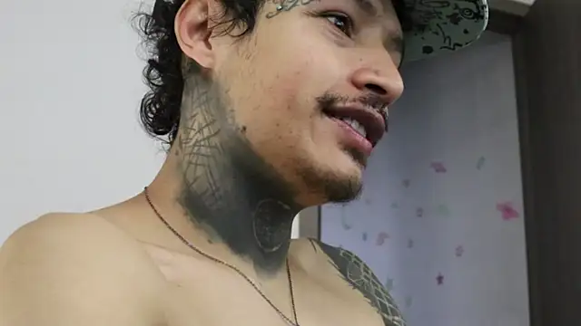 Snapshot of trieone chatting on 11.02.25 trieone online show from 11.02.25