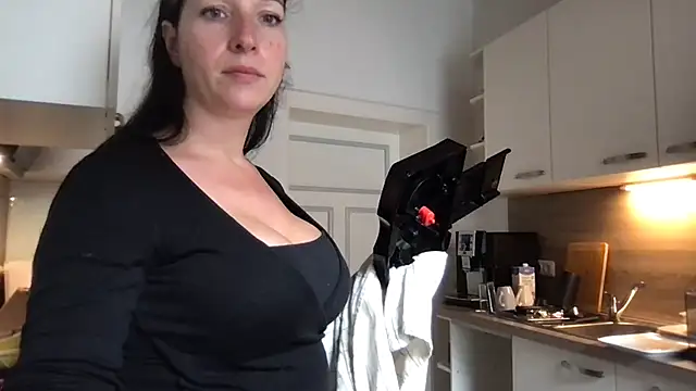 Snapshot of Viola_Beck chatting on 09.15.25 Viola Beck online show from 09.15.25