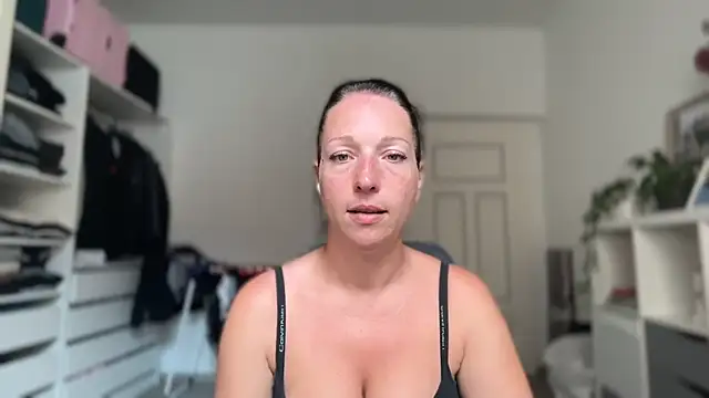 Snapshot of Viola_Beck chatting on 07.18.26 Viola Beck online show from 07.18.26