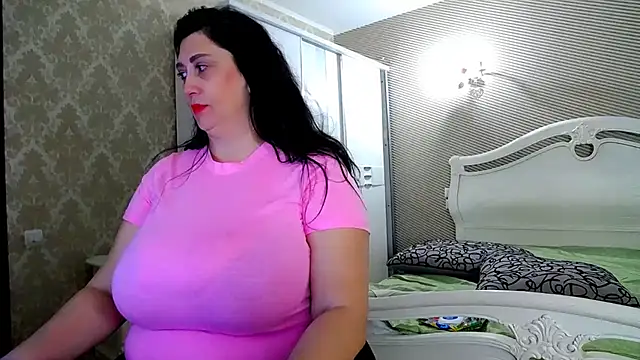 Evelyn Shy online show from 10.26.25