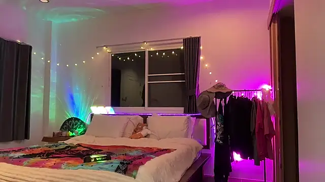 Snapshot of MonicaMilz chatting on 01.31.25 MonicaMilz online show from 01.31.25