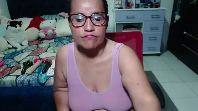 Snapshot of pervert_mommy_ chatting on 10.30.25 pervert mommy online show from 10.30.25
