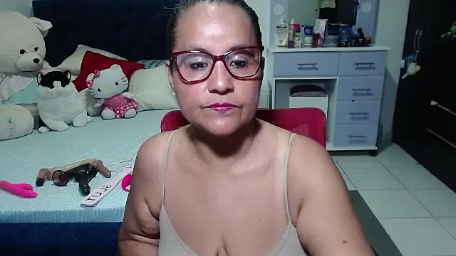 Snapshot of pervert_mommy_ chatting on 11.10.25 pervert mommy online show from 11.10.25