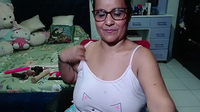 Snapshot of pervert_mommy_ chatting on 12.02.25 pervert mommy online show from 12.02.25