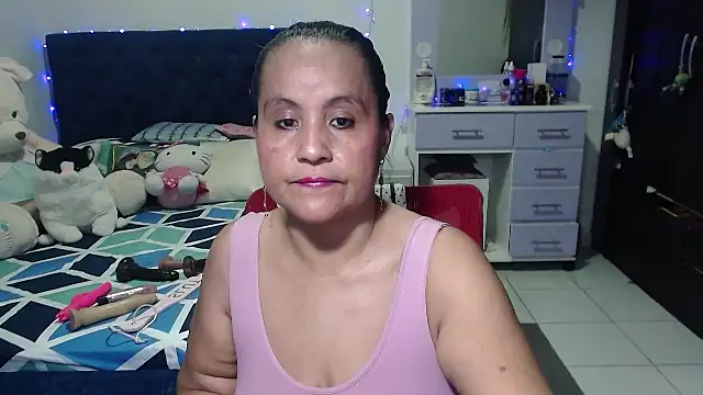 Snapshot of pervert_mommy_ chatting on 12.15.25 pervert mommy online show from 12.15.25