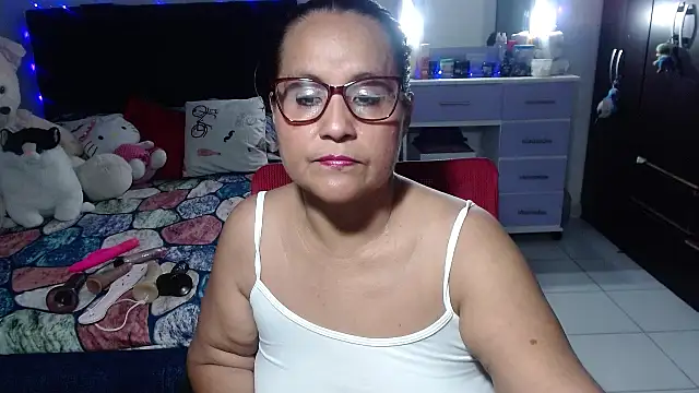 Snapshot of pervert_mommy_ chatting on 01.06.26 pervert mommy online show from 01.06.26